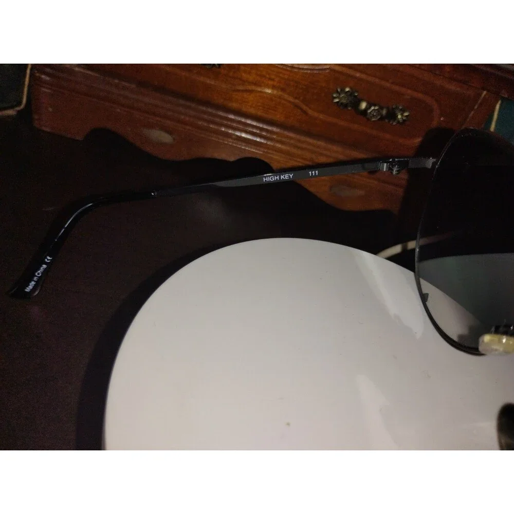 Quay Australia High Key 111 Aviator Sunglasses Black Gradient w/ Case Very Good